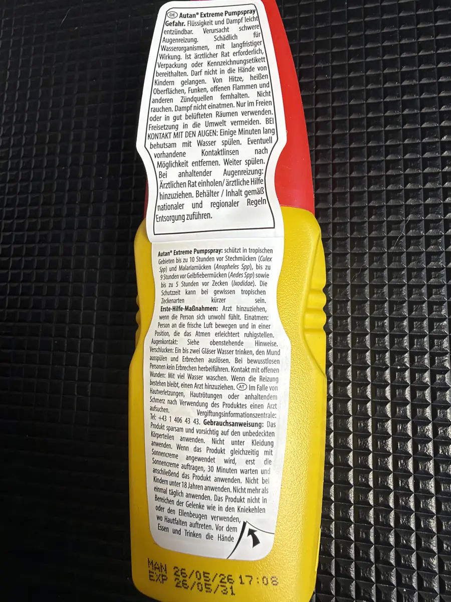 Aufgeklapptes Etikett des Autan Extreme mit den Schutzzeiten für tropische Gebiete und der Gebrauchsanweisung