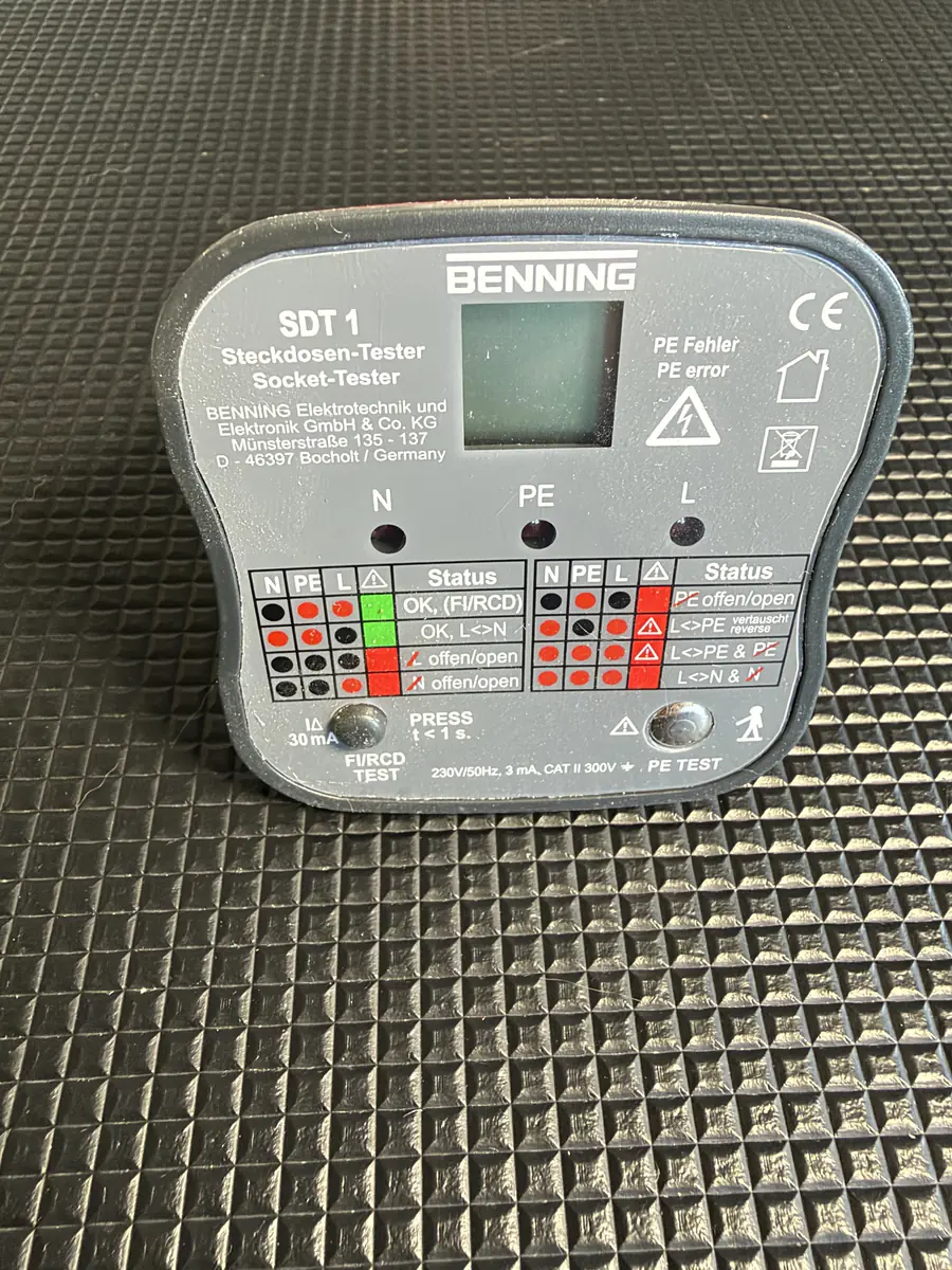 Benning SDT 1 Steckdosentester, Vorderseite mit drei LEDs, Statustabelle und den Tasten für FI-Test und PE-Test