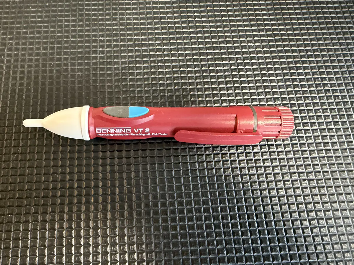 BENNING VT 2 berührungsloser Spannungsprüfer mit weißer LED-Prüfspitze und blauem Taster