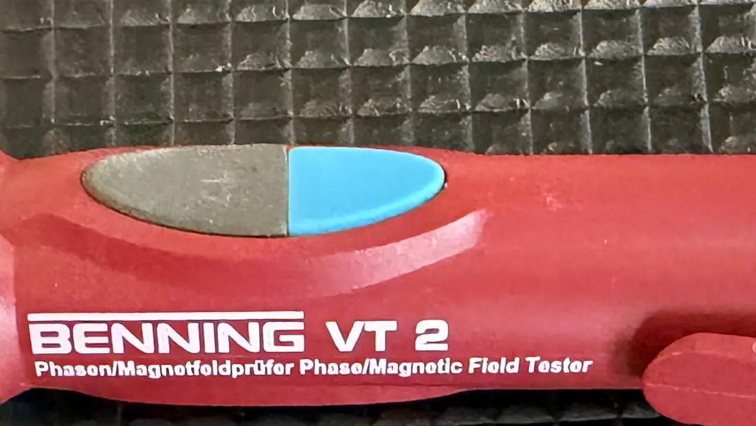 Blauer Taster für hohe Empfindlichkeit und rote H-LED am Griff des BENNING VT 2