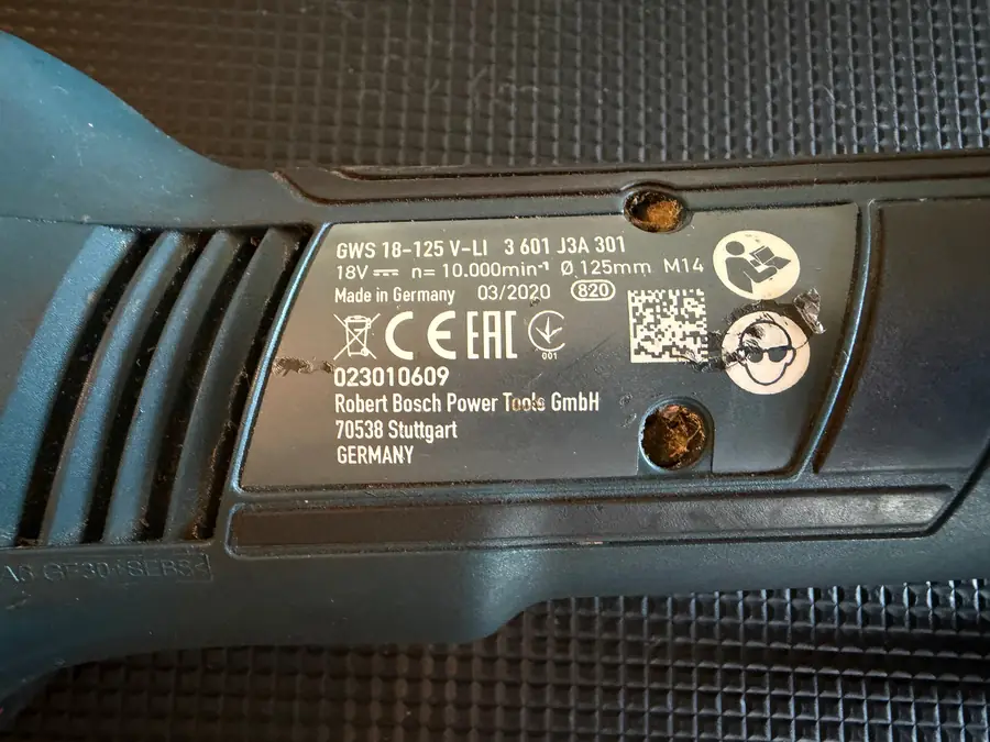 Typenschild des Bosch GWS 18-125 V-LI mit 18 V, 10.000 U/min, 125 mm, M14 und Made in Germany 03/2020