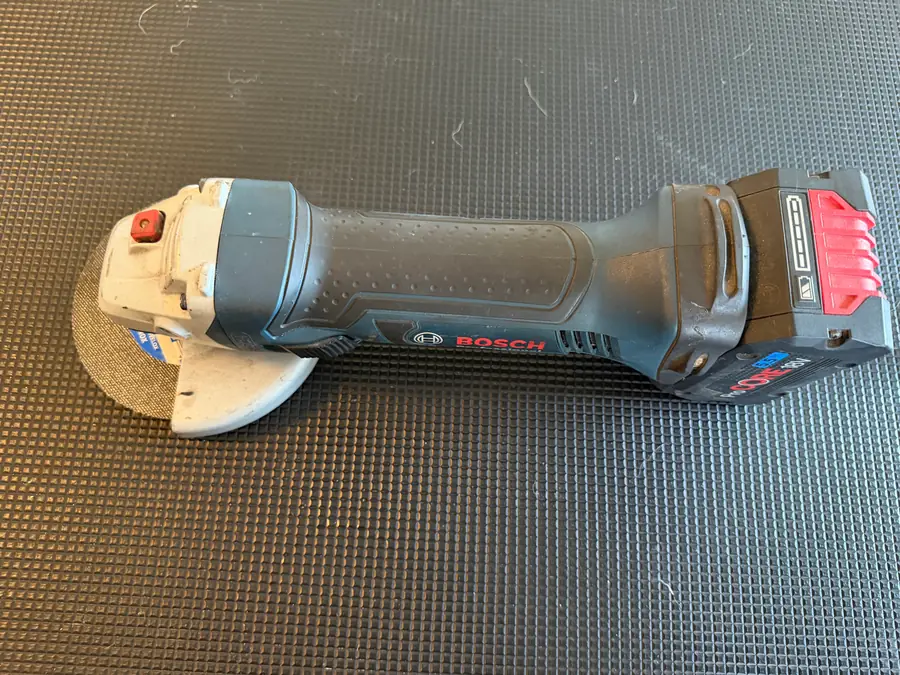 Bosch GWS 18-125 V-LI Professional Akku-Winkelschleifer mit ProCORE-Akku und sichtbaren Gebrauchsspuren