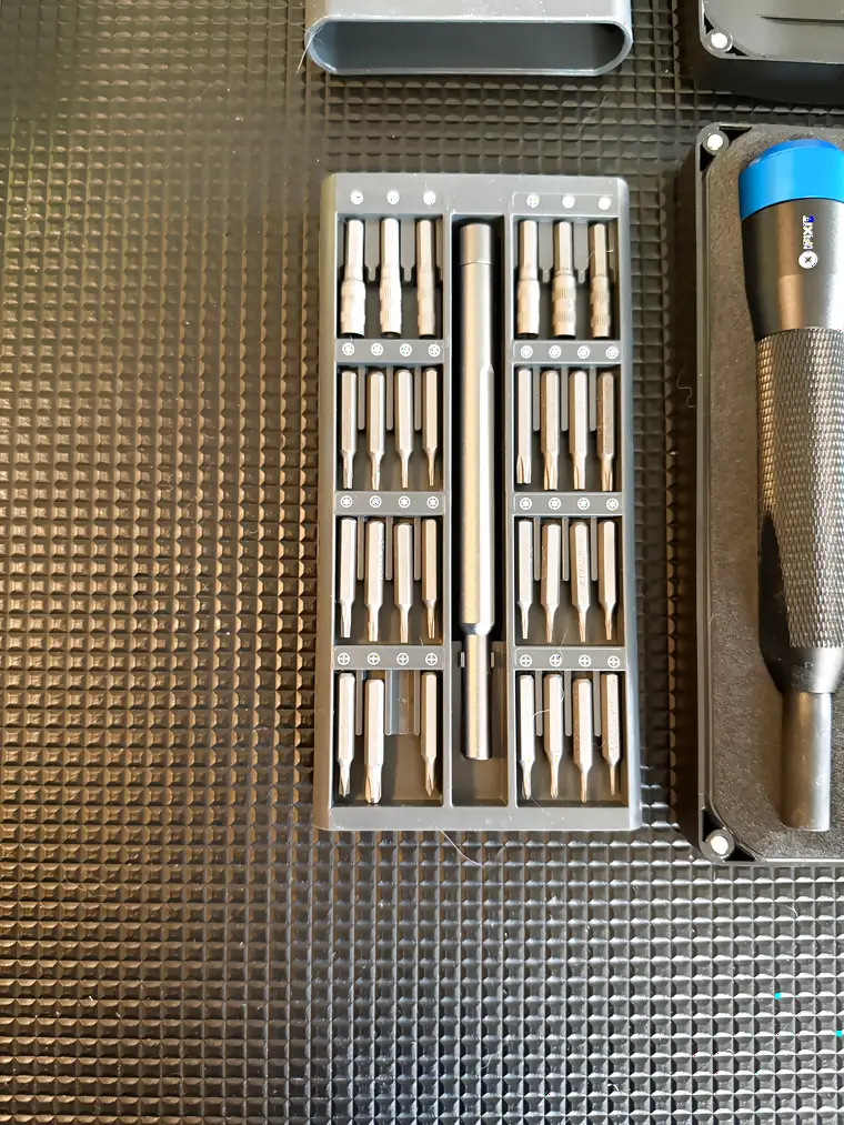 Chinesisches Schraubendreher-Set als Wiha-Nachbau mit CR-V-Bits