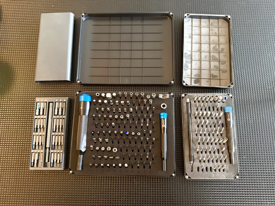 iFixit Mako, iFixit Manta und ein chinesisches Schraubendreher-Set nebeneinander geöffnet