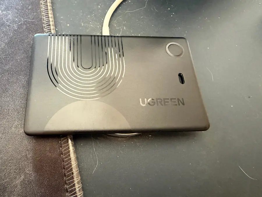 UGREEN Finder Slim 3 liegt zum Laden auf einem Apple MagSafe-Ladegerät