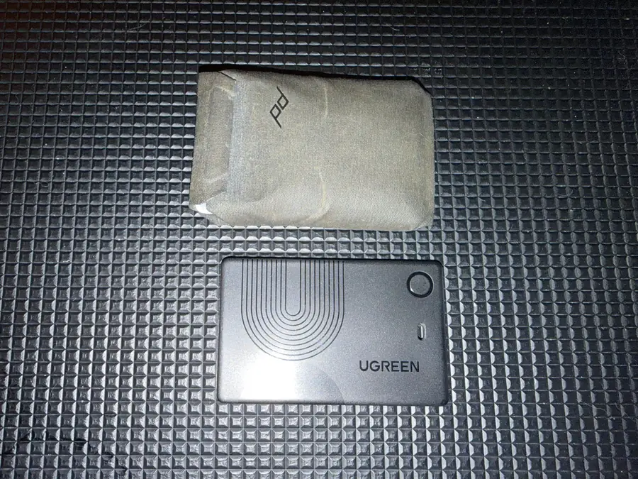 UGREEN Finder Slim 3 neben einem grauen Peak-Design-Kartenetui