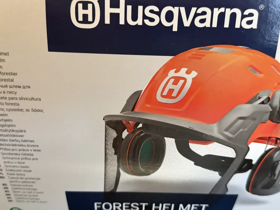 Verpackung des Husqvarna Forsthelms Technical mit Abbildung von Helm, Netzvisier und Gehörschutz