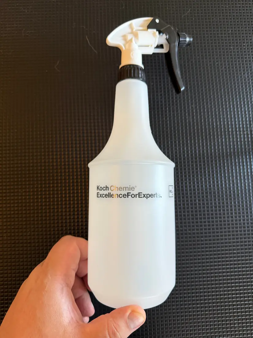 Koch Chemie Zylinderflasche 1 Liter mit verstellbarem Sprühkopf in der Hand