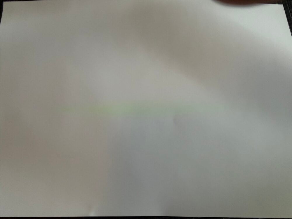Fast weißes Blatt Papier mit einem schwachen grünen Strich, der nach dem Wegwischen der Kreide zurückbleibt