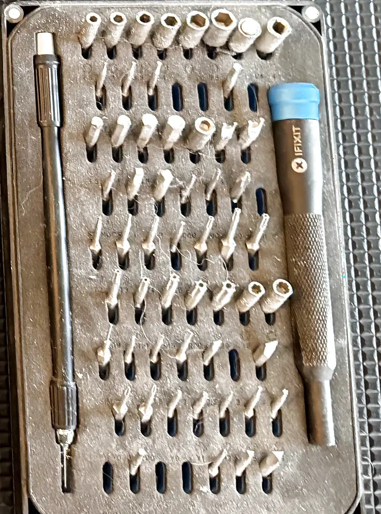 Das iFixit Mako Set nach sieben Jahren Nutzung mit mehreren leeren Bit-Plätzen