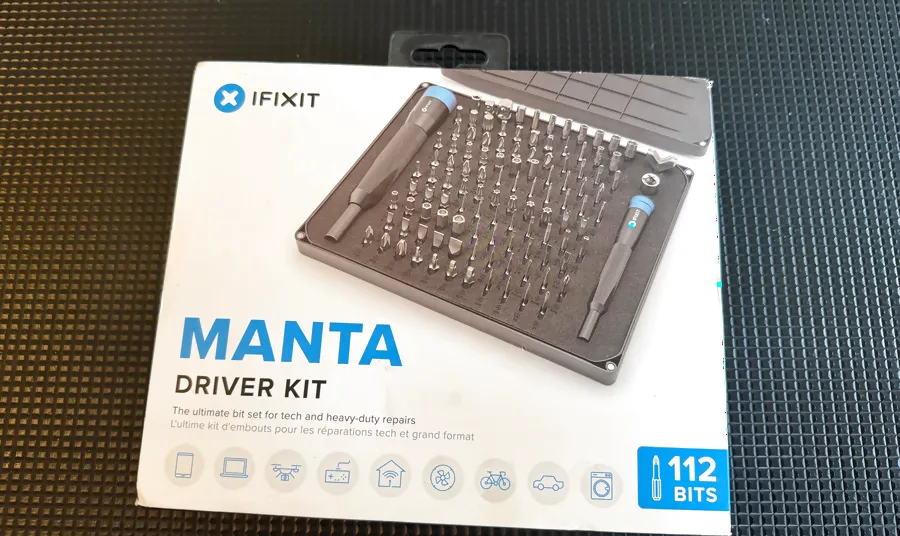 Verpackung des iFixit Manta Driver Kit mit 112 Bits