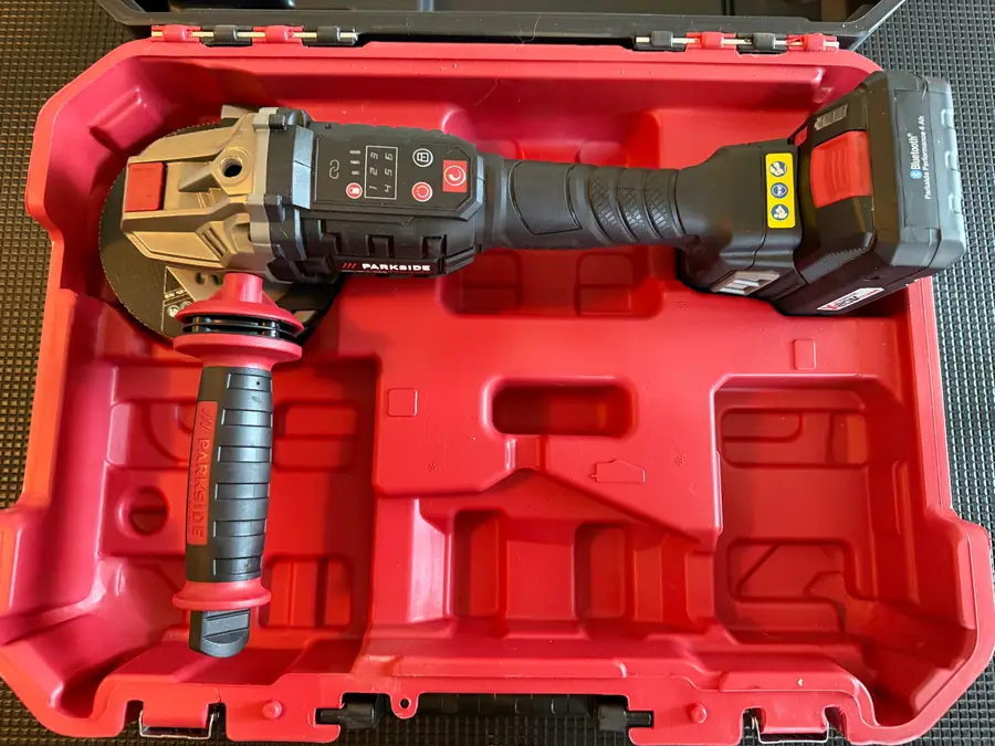 Parkside PWSAP 20-Li F6 Akku-Winkelschleifer im roten Koffer mit Zusatzgriff und Smart-Akku