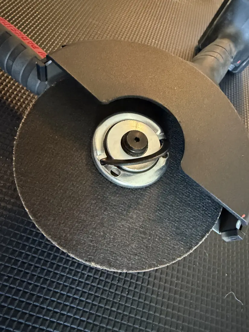 Schnellspannmutter mit Klappbügel am Parkside PWSAP 20-Li F6 unter der Schutzhaube