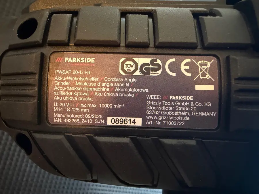 Typenschild des Parkside PWSAP 20-Li F6 mit 20 V, 10.000 U/min, M14, 125 mm und Grizzly Tools als Inverkehrbringer