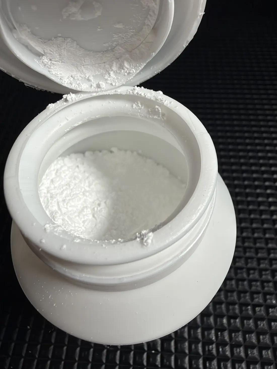 Geöffnete Dose mit feinem weißem Stevia-Pulver