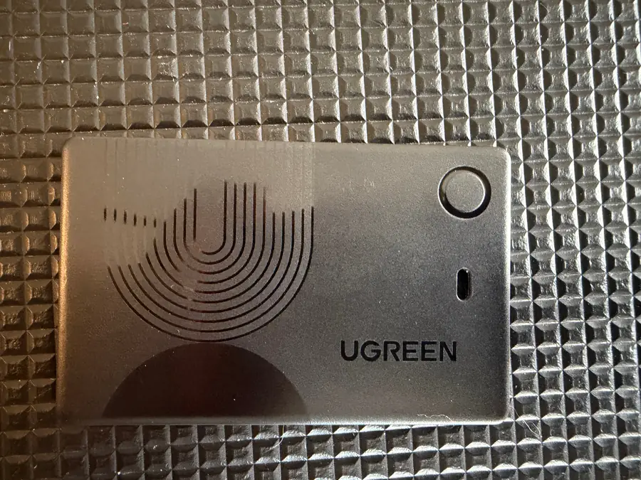 UGREEN Finder Slim 3 Tracker-Karte in Nahaufnahme mit Lautsprecheröffnung, Taste und Öse