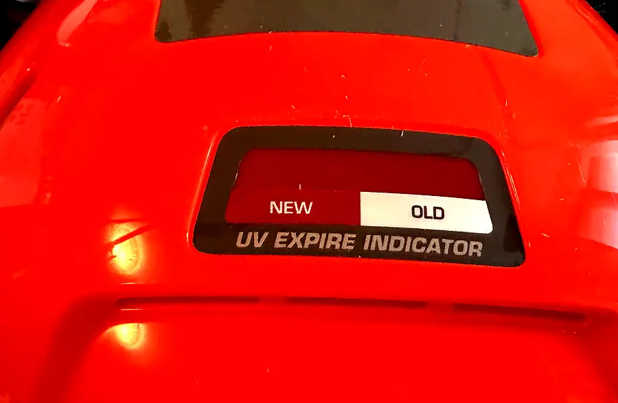 UV-Indikator auf der Schale des Husqvarna Technical mit den Feldern NEW und OLD